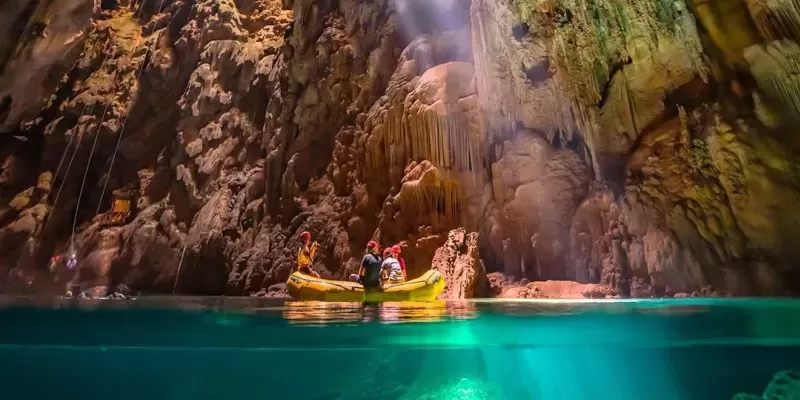 Abismo Anhumas, Bonito MS: abseiling 72 metres into a lake underground