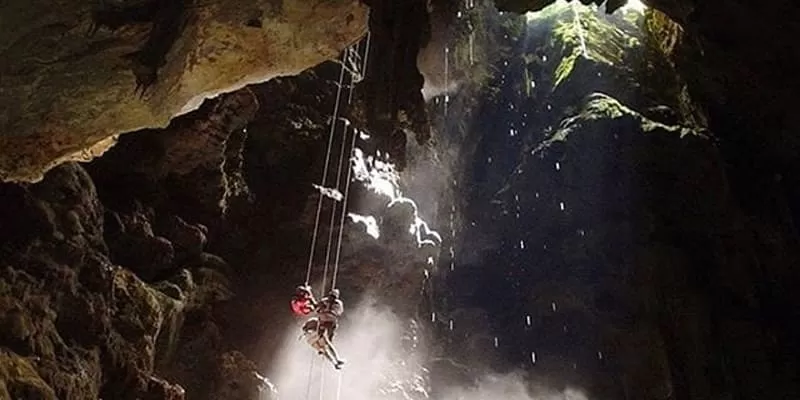 Abismo Anhumas, Bonito MS: abseiling 72 metres into a lake underground