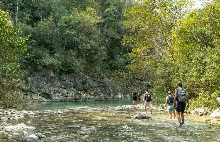 Salobra Canyons, Bodoquena MS: rock walls and cold water
