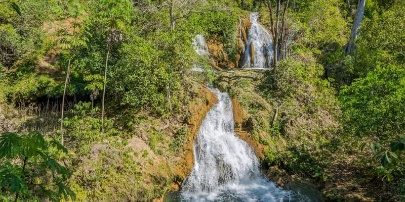 Ceita Corê, Bonito MS: waterfalls and a zipline on a hill farm