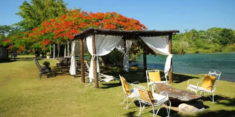 Ceita Corê, Bonito MS: waterfalls and a zipline on a hill farm