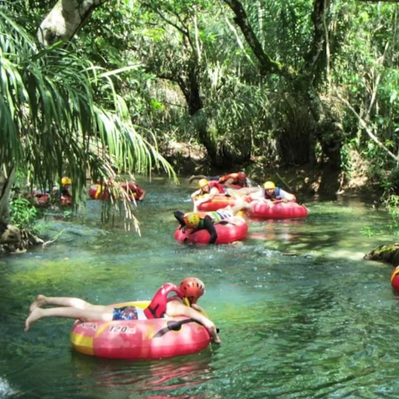 Descida de bote inflável em corredeira do Rio Formoso