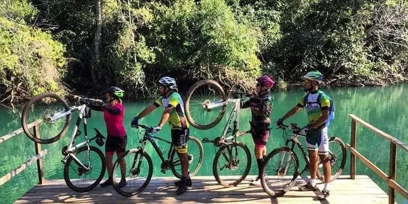 Parada para banho em trecho calmo durante a descida do Rio Formoso