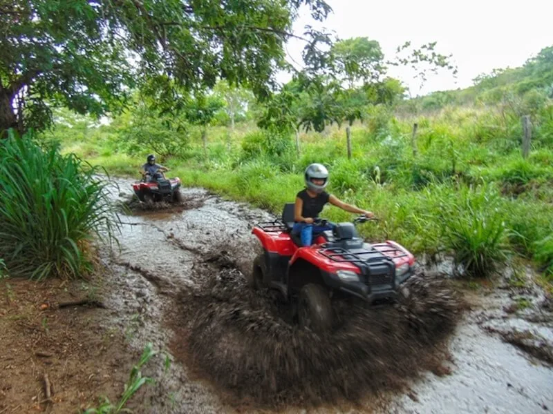 Quadriciclo na Trilha Boiadeira, Bonito MS: estrada de gado e campo aberto